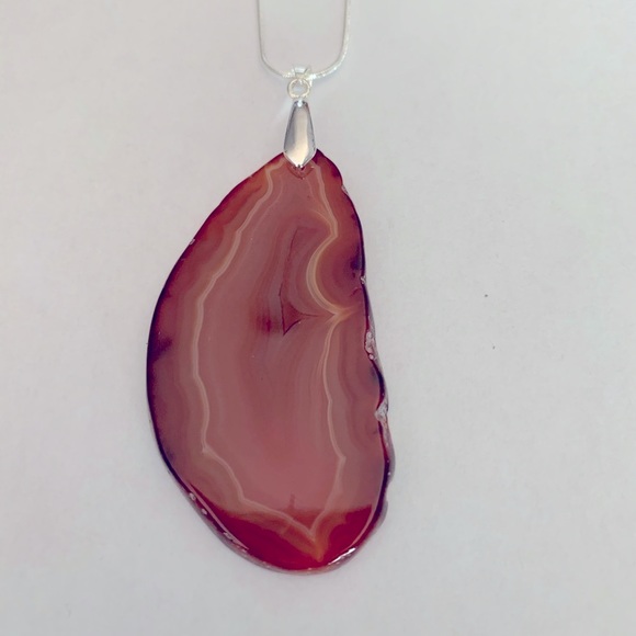 Jewelry - A brown onyx slice pendant necklace